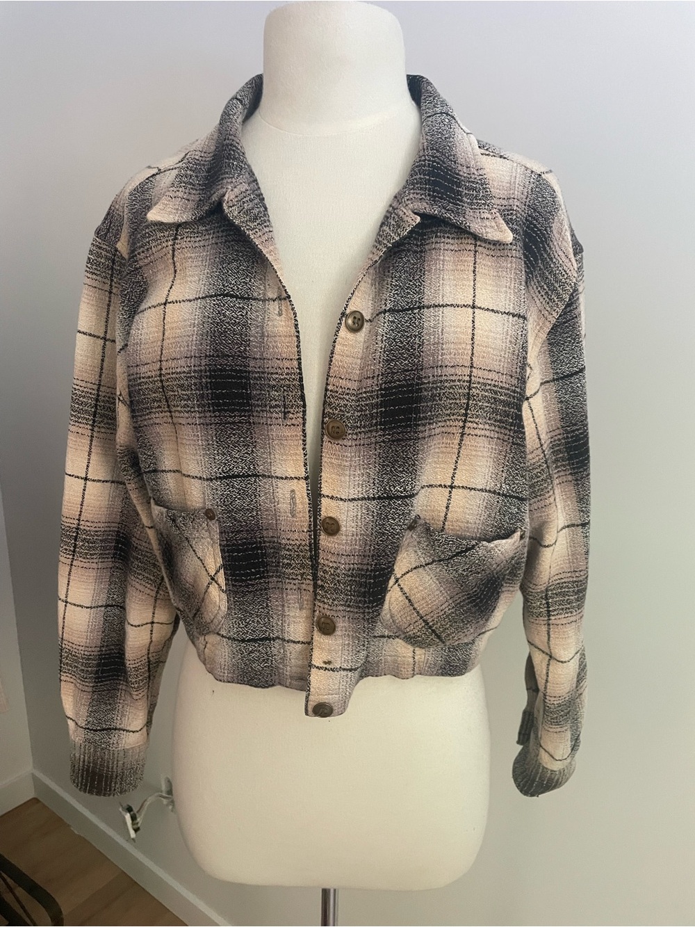 Vintage Plaid Button-Front Cropped Jacket in Beige & Black